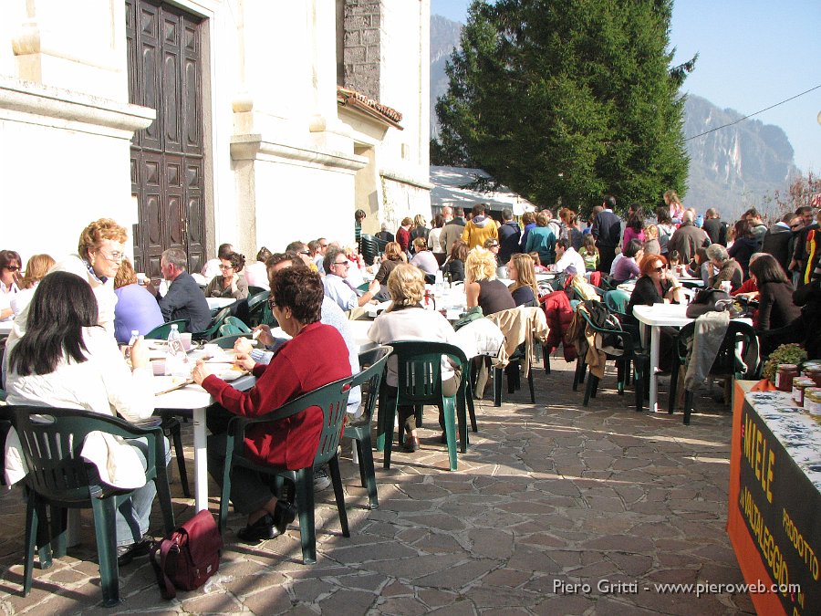 sagra-strachitunt 070.jpg - Il sagrato è pacificamente 'occupato'